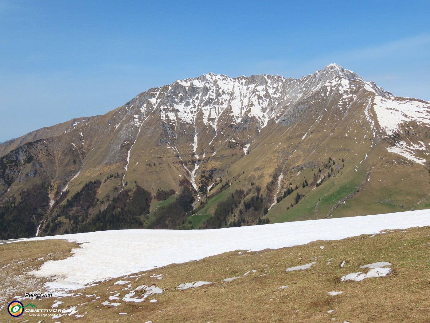 62 Neve in rapido scioglimento con vista in Menna.JPG